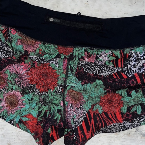 Lululemon Run Times Short II *4" Zen Garden Multi / Black | size 6 - Picture 5 of 9